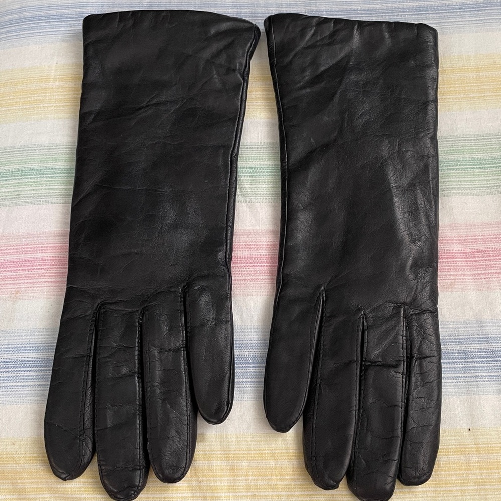 Womens black genuine leather gloves. Size small/medium.